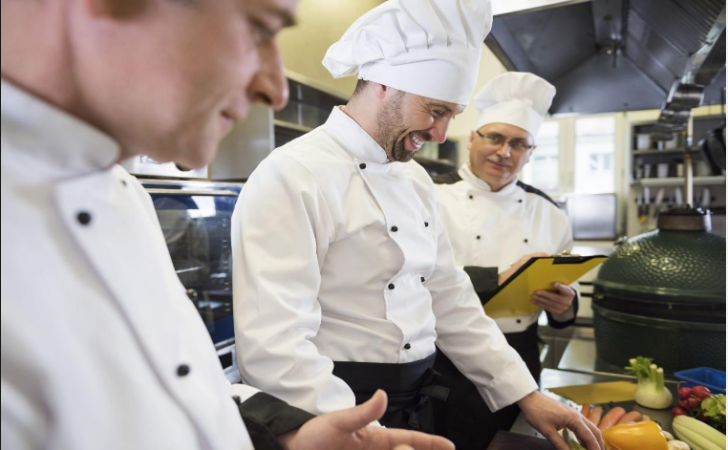 Más que un Delantal: La Diferencia entre un Gastrónomo y un Cocinero