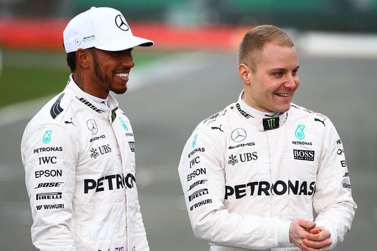 Hamilton asegura que Ferrari perdió menos que Mercedes