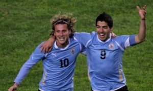 Suárez, Cavani, Riquelme y Zanetti acompañan a Forlán | Fútbol
