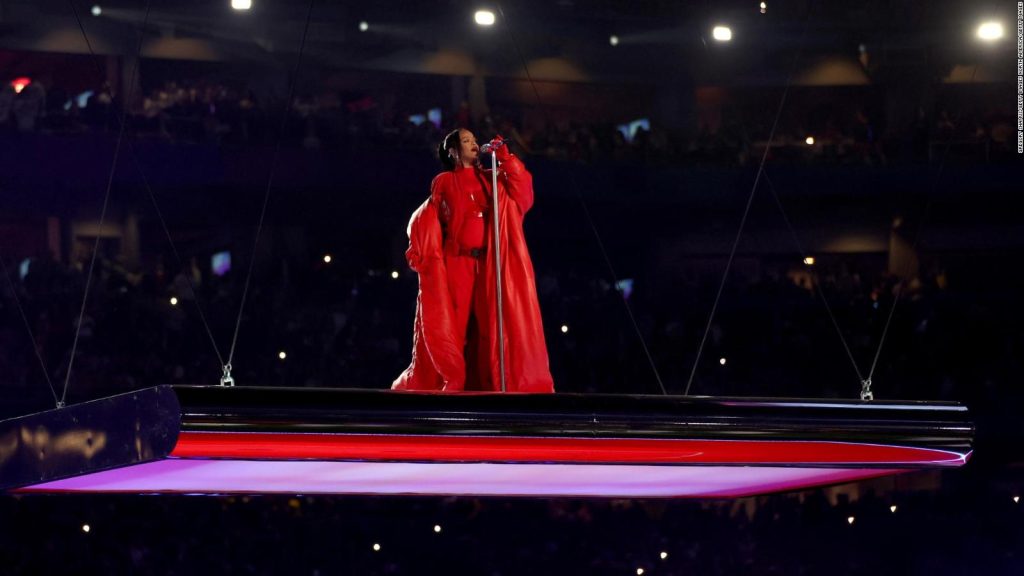 Rihanna marca su regreso en una plataforma flotante en el Super Bowl LVII
