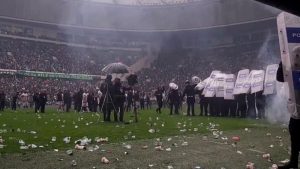 Violencia en Turquía: impactantes imágenes de un partido de fútbol que terminó en caos | Video