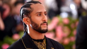 Colin Kaepernick denuncia racismo de sus padres adoptivos