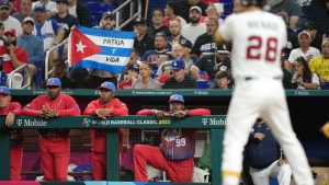 Cubanos tuvieron sentimientos encontrados en Miami durante el Clásico Mundial de Béisbol | Video