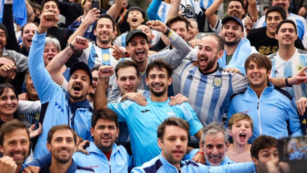El equipo argentino de Copa Davis celebra el pase a la siguiente fase. En 2026, las eliminatorias quedarán completamente pegadas al torneo de Buenos Aires. Fuente: Getty