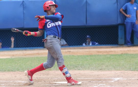 Peloteros cubanos firman con ligas caribeñas de Rep. Dominicana y Venezuela