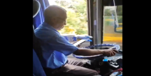 Sancionaron al conductor de transporte público de la ruta Caracas-Los Teques por usar su celular mientras manejaba