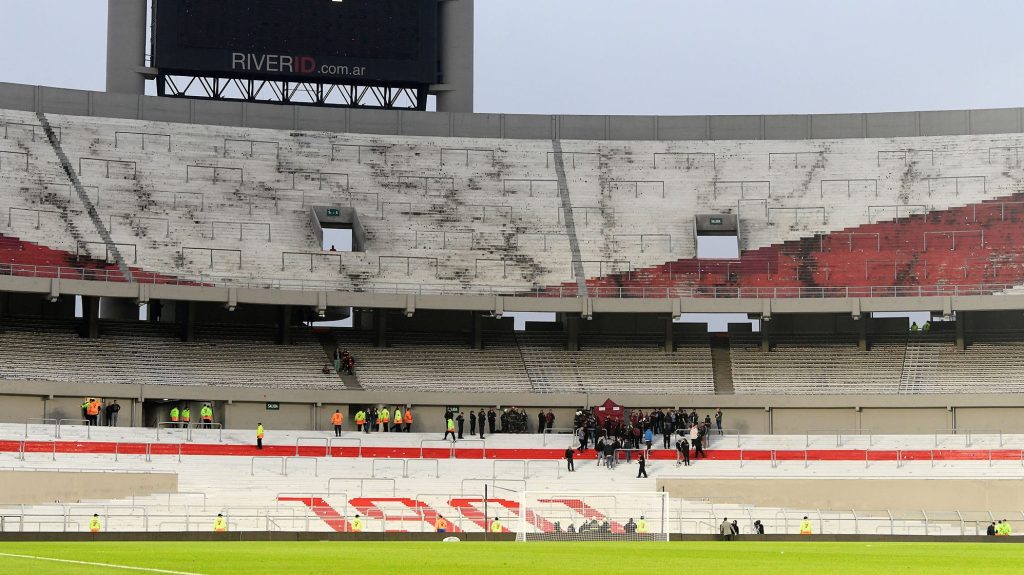 Suspenden partido de River Plate en Argentina por muerte de hincha en el Estadio Monumental