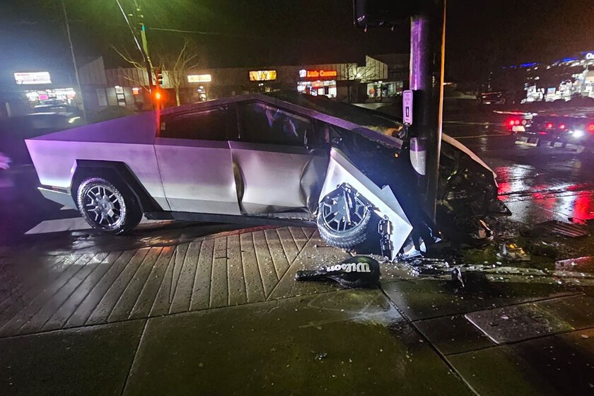 Una Tesla Cybertruck que conducía sola se estrella contra un