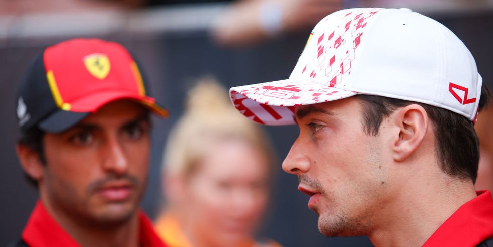 carlos sainz y charles leclerc durante el gp de mónaco de f1 en 2023
