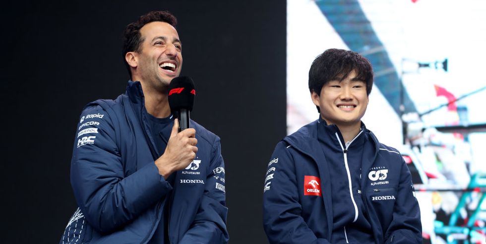 daniel ricciardo y yuki tsunoda en representación de alphatauri durante un evento con la afición belga en spa