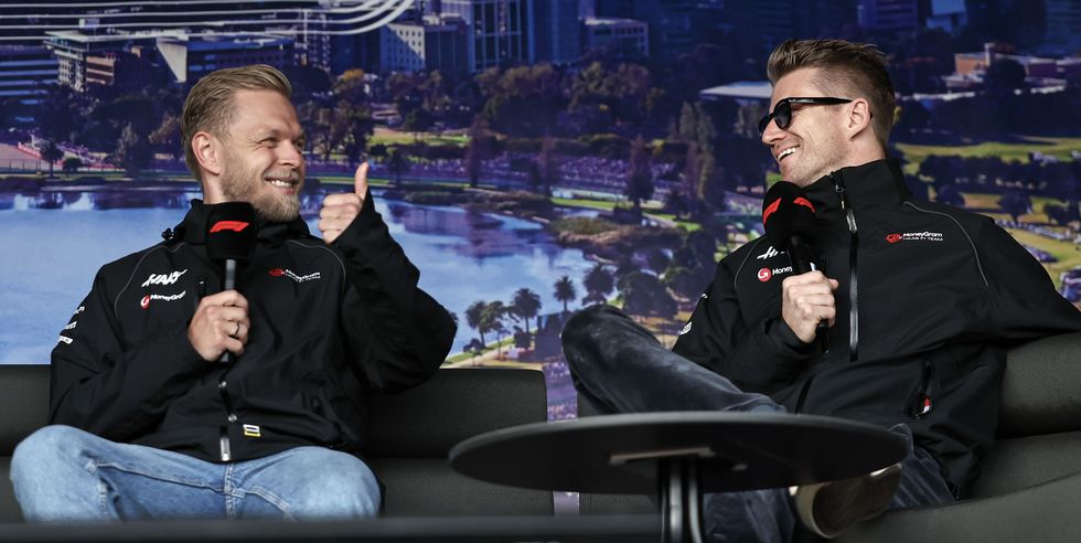 kevin magnussen y nico hülkenberg bromean juntos durante el gp de australia de f1 en 2023