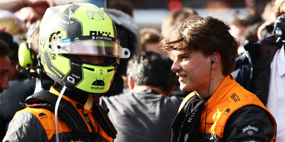 lando norris y oscar piastri dialogan durante el gp de bélgica de f1 en 2023