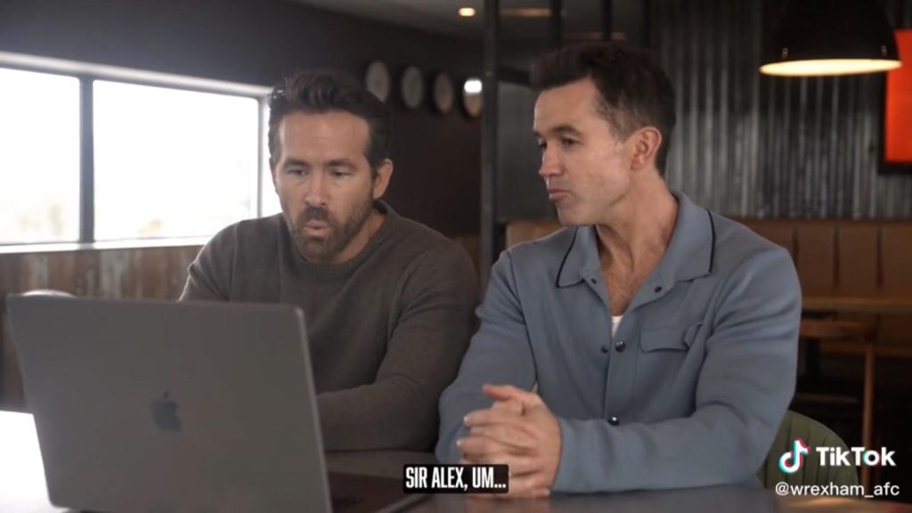 ¿Qué hacía Ryan Reynolds charlando con sir Alex Ferguson?